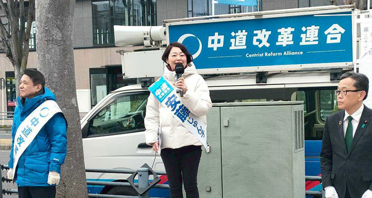 街宣活動を行う安藤じゅん子