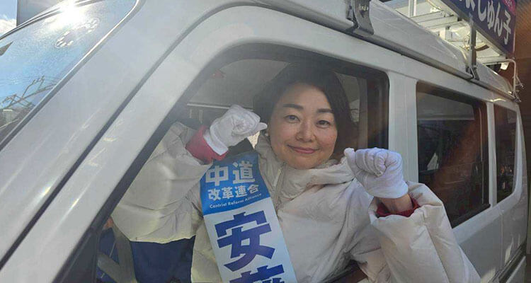 街宣車で出発する安藤じゅん子