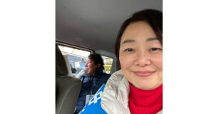 街宣車内にて安藤じゅん子