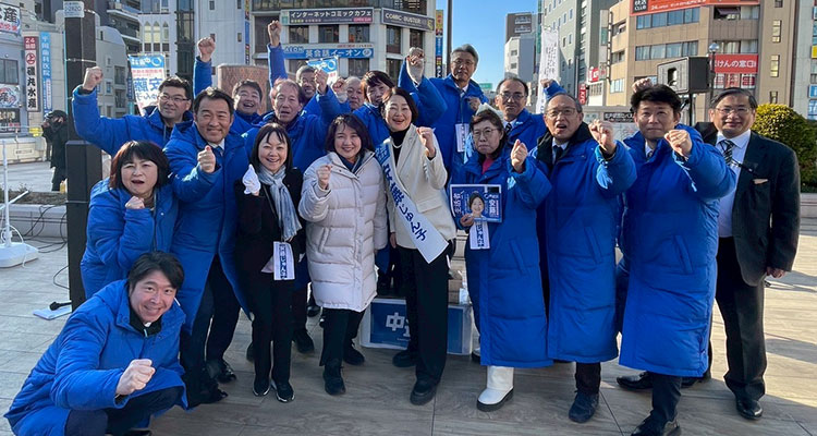 松戸駅西口デッキにて安藤じゅん子と仲間たち