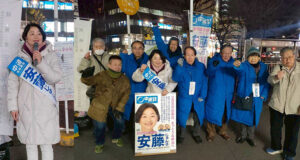 夜の駅に立つ安藤じゅん子