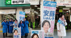 新松戸で駅頭する安藤じゅん子