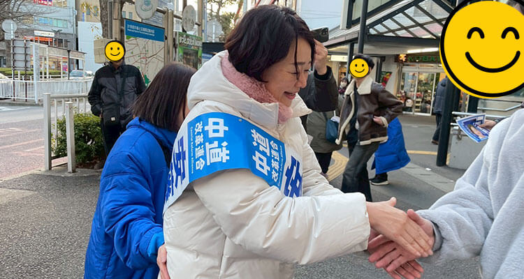 有権者と握手する安藤じゅん子