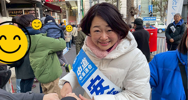 有権者と握手する安藤じゅん子