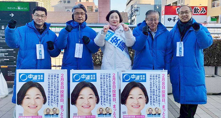 朝の駅頭を行う安藤じゅん子