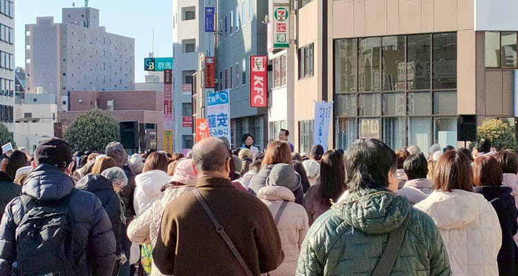 松戸駅西口に集う有権者の皆さま