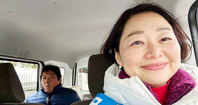 選挙カーの中の安藤じゅん子