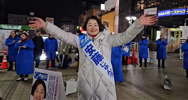 マイク納め後、有権者の皆さまに手を振る安藤じゅん子