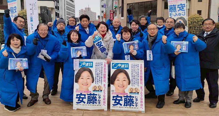 松戸駅西口デッキにて、中道の仲間と安藤じゅん子