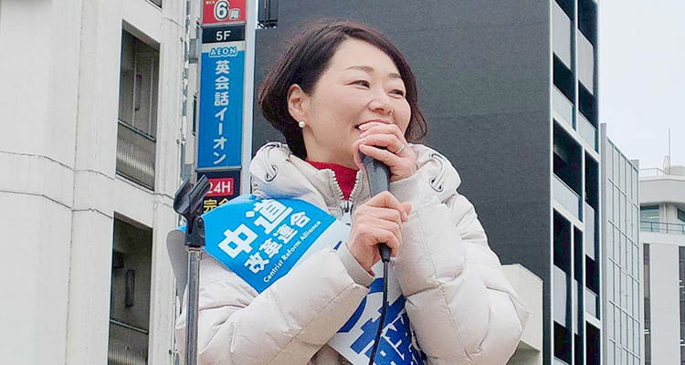 街頭演説をおこなう安藤じゅん子