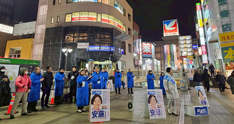 戸駅東口にてマイク納めをおこなう様子