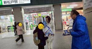 夜の新松戸で言葉を交わす安藤じゅん子