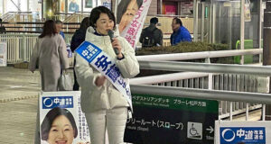 松戸駅東口でマイクを握る安藤じゅん子