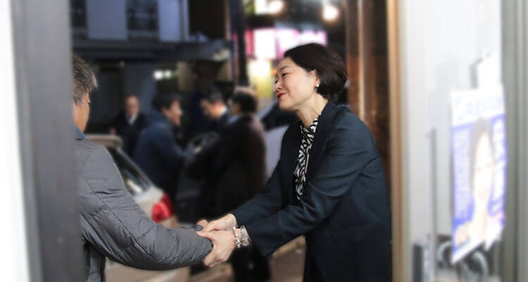 支援者の一人一人に謝意を述べる安藤じゅん子