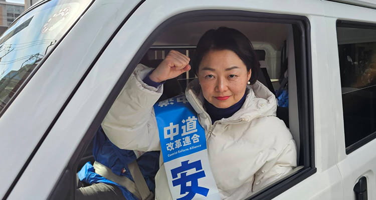 選挙カーにて気合十分の安藤じゅん子