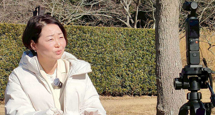 インタビューを受ける安藤じゅん子