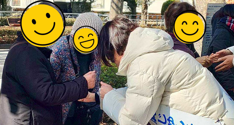 有権者と触れ合う安藤じゅん子