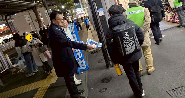 ビラ配りをする岡田克也と安藤じゅん子